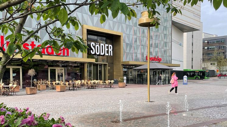 Inne i gallerian SöDER pågår just nu Sommarprogrammet med profilerade utställningar som Vår Salong och Årets Bild. Sommarprogrammet pågår fram till augusti.
