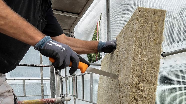 Ambitiøs grøn omstilling halverer klimapåvirkningen fra ROCKWOOL-isolering