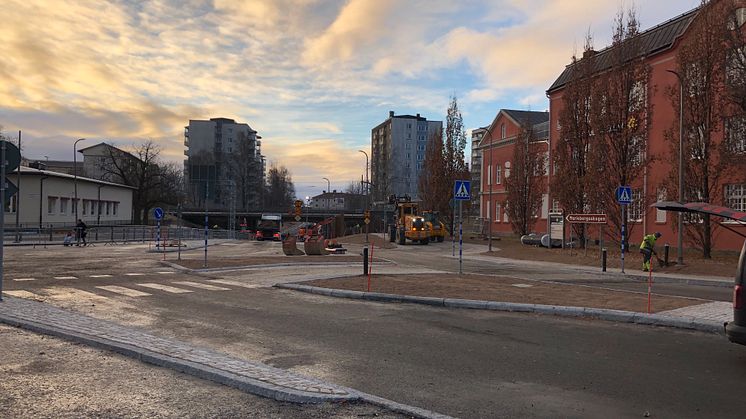 De sista arbetena pågår på Klaraborgsgatan inför att trafiken släpps på under onsdagsmorgonen.