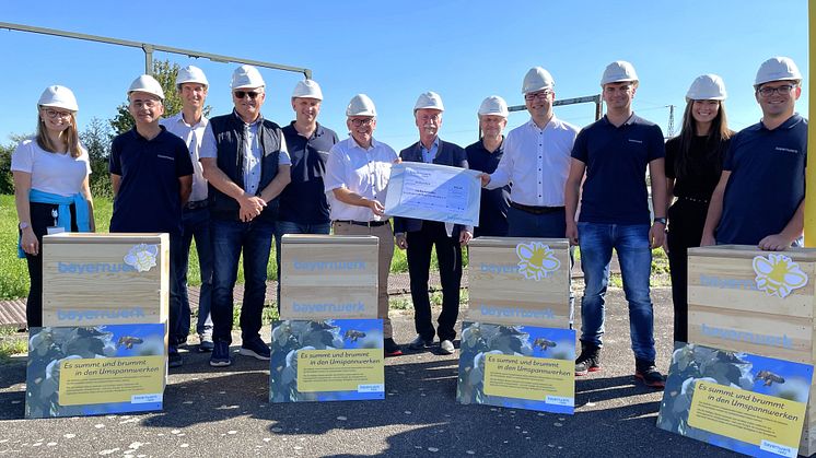 Albert Zettl, Vorstand für Personal und Markt der Bayernwerk AG, und Wolfgang Dumm, Kommunalbetreuer der Bayernwerk Netz GmbH, überreichten eine Spende in Höhe von 500 Euro an Michael Schöberl vom Imkerverein Burglengenfeld/Maxhütte-Haidhof.