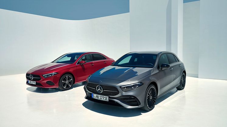 Idag visas de första bilderna på de nya versionerna av Mercedes-Benz kompakta modellserier A-Klass och B-Klass. På bilden syns A-Klass sedan och A-Klas halvkombi.