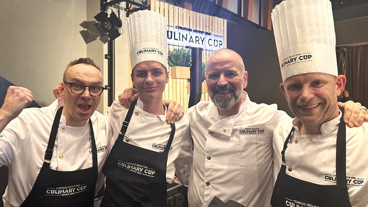 Gustav Pauli, kockelev och Anders Johansson, tävlingskock (t.h.), tillsammans med Johan Edvardsson (t.v.) och Krister Dahl (mitten) från Compass Culinary Team.