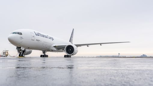 Lufthansa Cargo begrüßt fabrikneue Boeing 777F in Frankfurt 