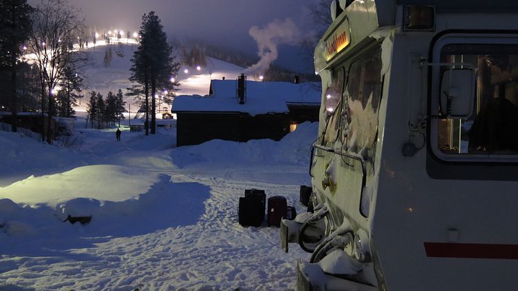 Vid tågstationen i Kåbdalis. Här i Blåfjell stugby bor resenärerna under paketresan "Jokkmokks marknad".