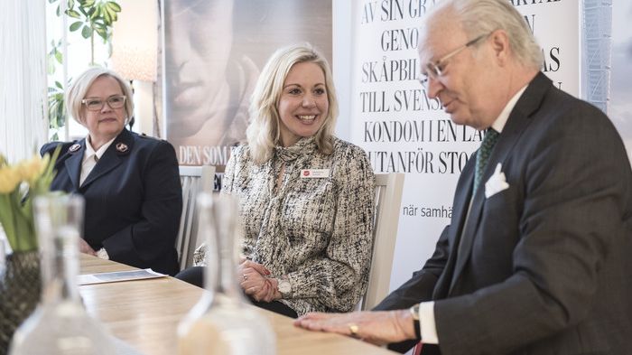 Kommendör Eva Kleman, Kompassrotstipendiaten Madeleine Sundell från Frälsningsarmén och H.M.Konungen