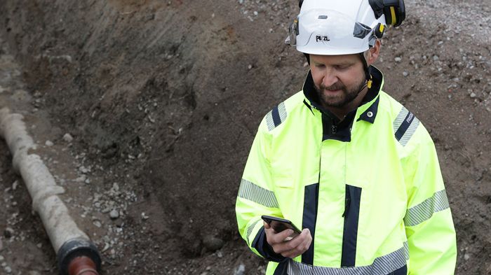 Kontoret i fält! Appen GeoDig förenklar för gräventreprenörer att ha koll på ledningsanvisningar vid grävarbeten.