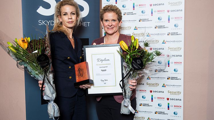 Alla stockholmare fick bragdspriset för sina insatser under terrorattacken i Stockholm den 7 april.  Oppositionsråd Anna König Jerlmyr och finansborgarråd Karin Wanngård fick representera stockholmarna under ceremonin. Foto: Mikael Gustavsen.