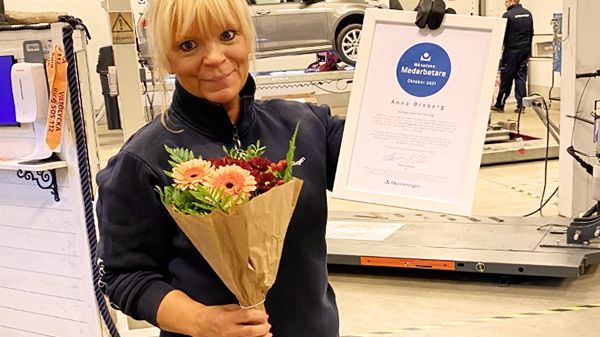 Anna Broberg som är besiktningstekniker på Bilprovningen i Värmdö-Mölnvik firas med diplom och blommor eftersom han utsetts till månadens medarbetare i företaget.