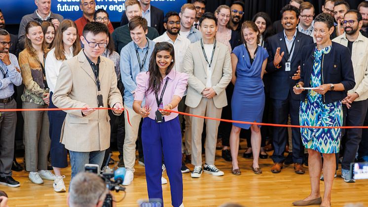 Gaole Qian and Surabhi Gupta - begge forskere på Morrow Research Center klipper den røde båndet