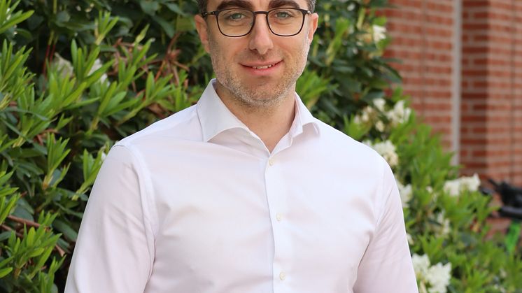 Sam Issa med produkt
