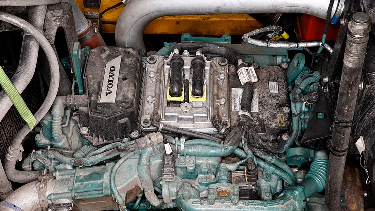 En fyrcylindrig Volvo Penta D5 TAD572 VE på fem liter (250 hk) blev lösningen när hyveln inte klarade utsläppskraven.