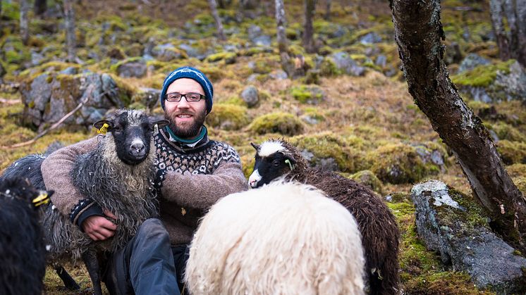 René Cortis fra Nøisomhed gård i Vesterålen er en av de seks nye inspirasjonsbøndene i Landbrukets Økoløft. Foto: Nøisomhed gård