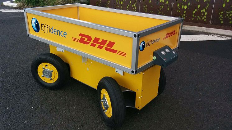 DHL tester robotten EffiBOT, der følger pakkemedarbejderne rundt på lageret.