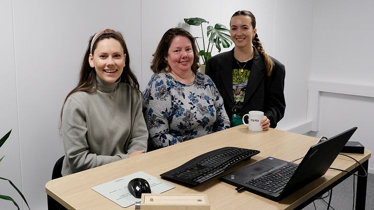 Inviterer til Regnskap “Minutt for minutt”: Thea Korslund (t.v.), Randi Nyhaug og Elisabeth Ulla Uksnøy.