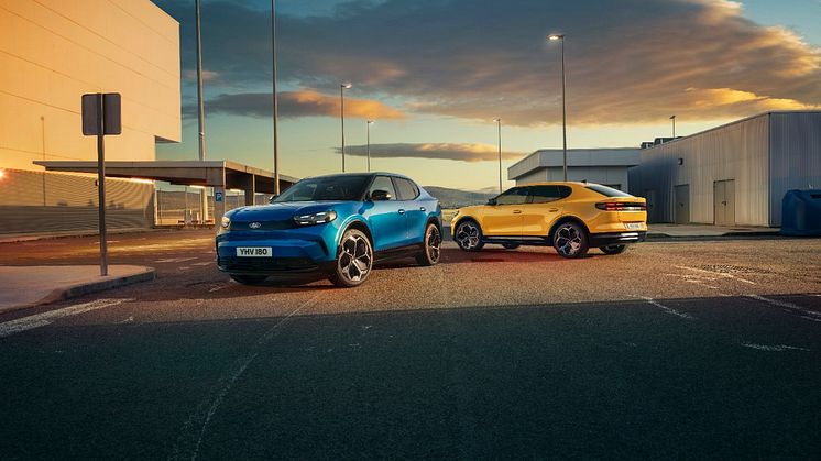 Nya elektriska Ford Capri i de populära färgerna Vivid Yellow och Blue My Mind