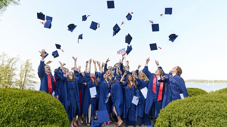 Große Freude bei den Absolventinnen und Absolventen der IB Word School Louisenlund