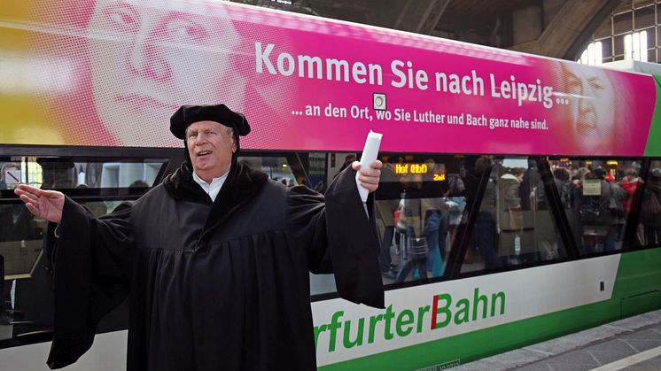 Martin Luther alias Norbert Hein präsentiert die neue Elster-Saale-Bahn am Hauptbahnhof Leipzig