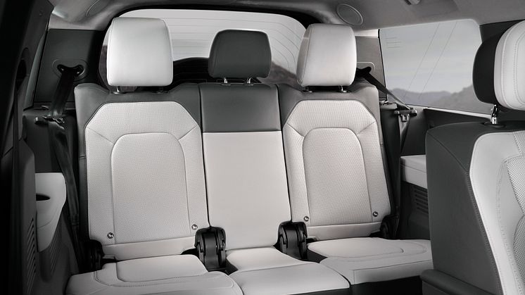 DEF_130_V8_25MY_080524_04_INTERIOR.jpg