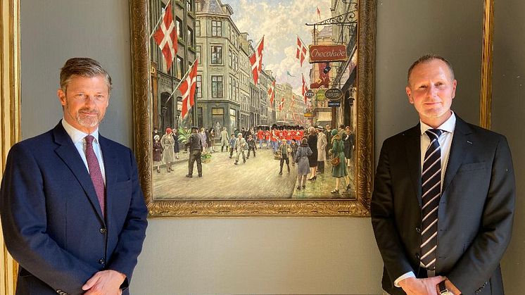 Et maleri af Paul Fischer er solgt på auktion hos Bruun Rasmussen til Livgardens Historiske Samlings Venner. Her ses Venneforeningens formand, Georg Vind, og Livgardens historiske leder, Eric Lerdrup Bourgois, foran værket.