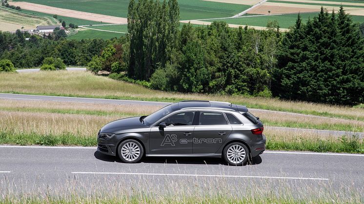 Audi A3 Sportback e-tron Daytonagrå side from distance
