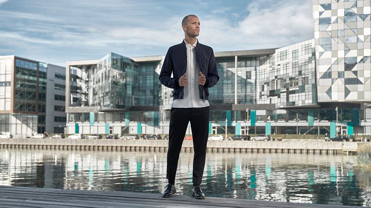 – La veste d’extérieur est un élément central d’une garde-robe moderne et peut remplacer un veston ou un pull tricoté, déclare August Gille, créateur de vêtements pour hommes chez Didriksons.