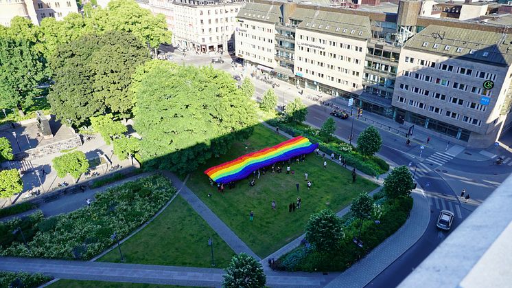 Över 10.000 ballonger användes för att bygga världens största Prideflagga i ballonger.