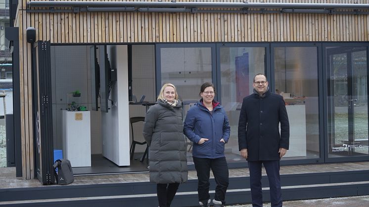 Bei seinem Besuch auf dem Campus der TH Wildau informierte sich Brandenburgs Wissenschaftsstaatssekretär Tobias Dünow über das Transferprojekt Innovation Hub 13 und besichtigte unter anderem die Science Box. Bild: TH Wildau