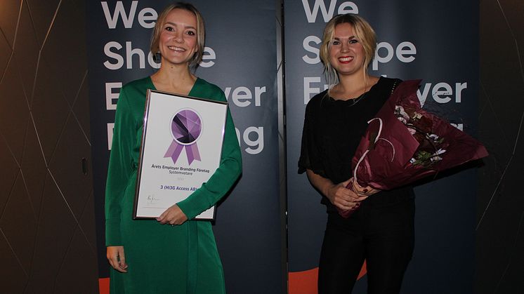 Priset för årets employer branding-företag togs emot av Maria van den Tempel,  Head of Recruitment och Julia Palm, HR Business Partner på Tre