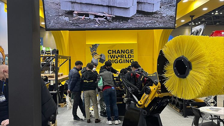 engcon Korea_maskinmässa_1.jpeg