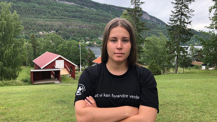 Leder i Changemaker, Naja Amanda Lynge Møretrø, krititiserer norsk våpeneksport til Qatar. 