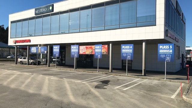 Oppmerkede plasser for servering til bil på Burger King Sørlandsparken.