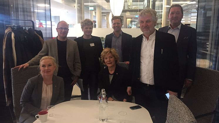 I våras var bostads- och digitaliseringsminister Peter Eriksson på besök i Örebro för att diskutera boendefrågor, speciellt för ungdomar. Idag är Örebrobostäders vd, Ulf Rohlén inbjuden att tala om hur Örebro haft framgång med dessa frågor.
