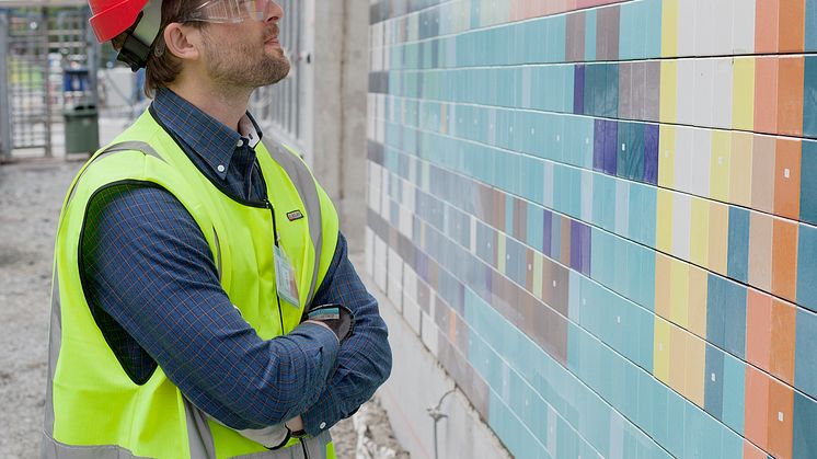 Konstnären Kristoffer Zetterstrand vid sitt verk Ager medicinae Foto: Per Manberg 