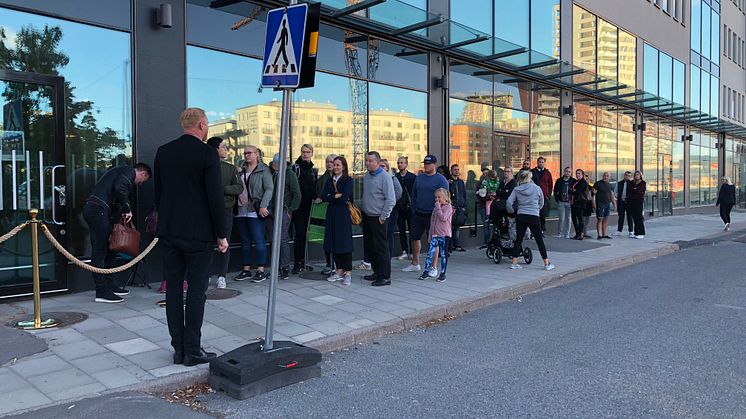 Många var intresserade när Kärnhem startade försäljningen av sitt nya kvarter i Vega, Haninge.