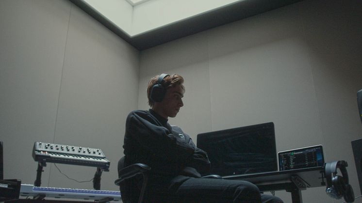 Armand Duplantis i en av Monza Music Managements musikstudios i Stockholm