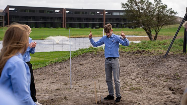 I alt plantede 37 elever træer og til efteråret kommer der 120 flere elever og træer til (3).jpg