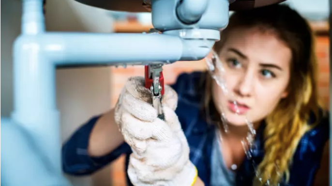 Tips från GROHEs VVS-expert:  Så skyddar du ditt hem från vattenskador under semestern
