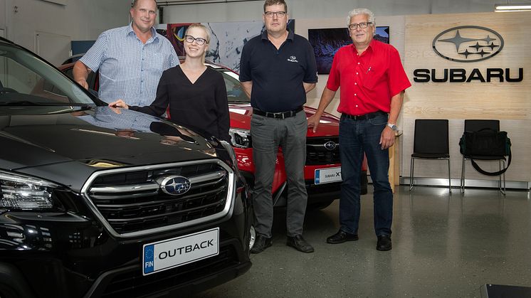 Auto Sorsa Oy:n toimitusjohtaja Markku Sorsa (vas.) ja Hyvinkään työntekijät Jenni Sorsa, Jukka Hanninen ja Pentti Lehtimäki. Kuvasta puuttuvat asentajat Matti Mehtälä ja Joonas Kivelä.