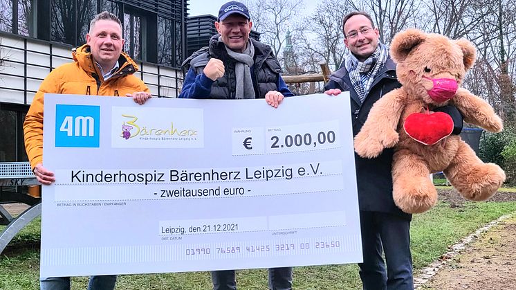 Steffen Schmidt (4Motions GmbH), Axel Schulz und Hubertus von Erffa (Vorstandsvorsitzender Kinderhospiz Bärenherz Leipzig e.V.)