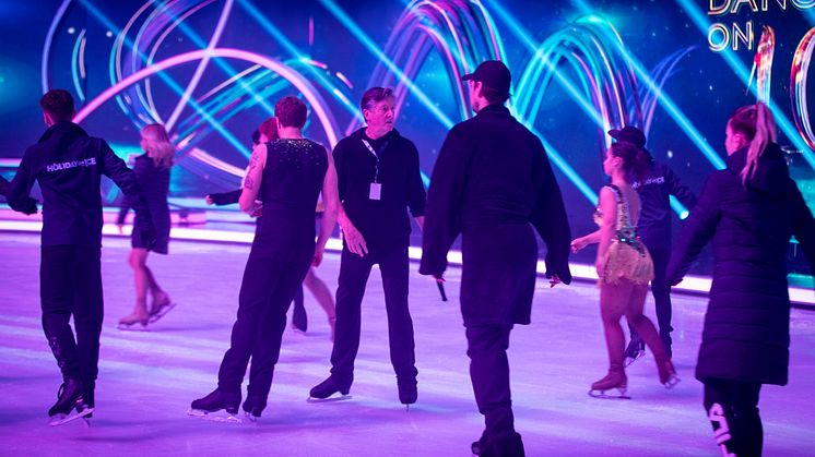 Proben-Countdown für ein spektakuläres TV-Show-Opening: 10 Prominente, 10 Profi-Trainer und 14 internationale Showskater von HOLIDAY ON ICE zelebrieren Eröffnungs-Performance