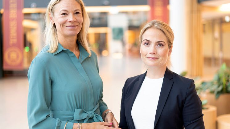 Karin Greve-Isdahl, konserndirektør for kommunikasjon, bærekraft og næringspolitikk i Storebrand og Vivi Måhede Gevelt, konserndirektør for bedriftsmarked i Storebrand. Foto: Storebrand/Stian Falk