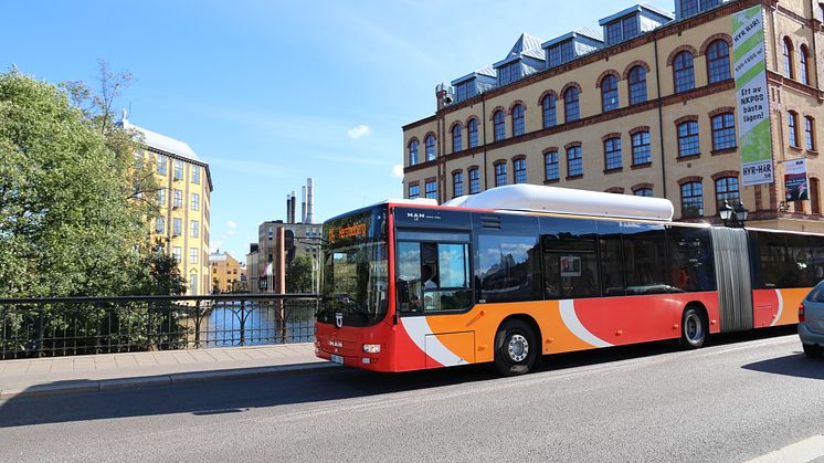 Nu kan Östgötatrafikens resenären hålla koll på exakt var bussen finns med hjälp av system från Hogia. Foto: Östgötatrafiken