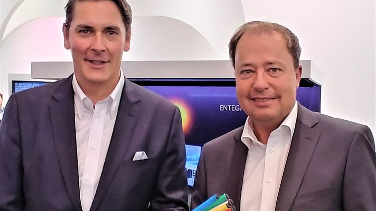 Gemeinsam für Südhessen: Zukunftsprojekt Glasfaser: Uwe Nickl, CEO von Deutsche Glasfaser (l.) und Thomas Schmidt, Geschäftsführer von ENTEGA Energie GmbH. (DG)