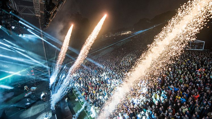 Øyafestivalen er tidligere knutepunktfestival og en av festivalen som nå får kutt i sin støtte fra Kulturrådet. Her avslutter Higasakite fredagen på Øya 2016. Foto: Erik Moholdt 