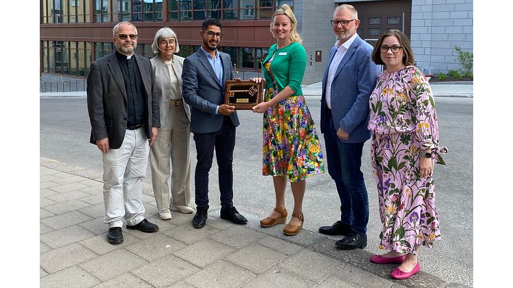 Från vänster i bild: Stefan Nilsson, direktor, Margareta Lindblom, produktionschef ENS, Ghassan Kadhim, projektchef SSEA, Sara Lindholm Larsson, sjukhuschef, Jonas Ringström, projektchef ENS och Klara Persson, programchef ENS.