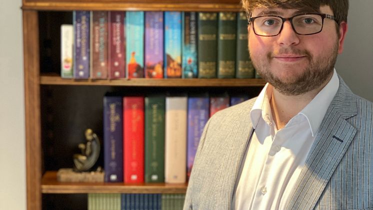 Da er det klart at Lucinda Rileys sønn Harry Whittaker vil fullføre boken som moren startet å skrive før hun gikk bort i juni. -Mamma har overlevert seriens hemmeligheter til meg, forteller Whittaker