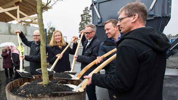 Officiella invigningen - gemensamt spadtag vid plantering av ett träd med biokol