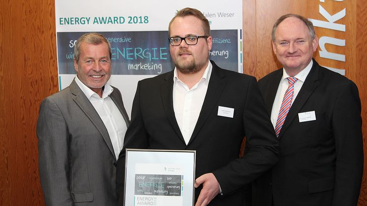 Lukas Diermann wurde mit dem Energy Award 2018 ausgezeichnet. Juryvorsitzender Klaus Meyer und Westfalen Weser Energie Geschäftsführer Dr. Stephan Nahrath überreichen die Urkunde.