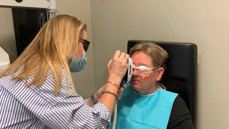 En af de mange, som har haft glæde af den nye terapeutiske teknologi, er Dorthe Vestergaard fra Aarhus, som dagligt igennem mange år har været generet af "tørre øjne".