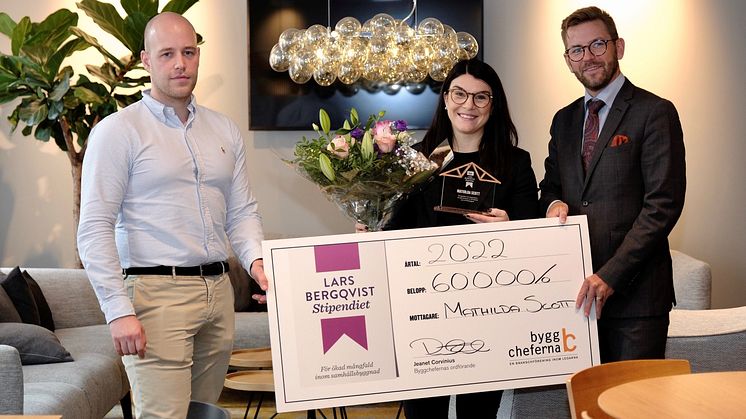Mathilda Scott är årets Lars Bergqvist-stipendiat. Här flankerad av Byggchefernas Andreas Grüneberger (till vänster) och Anders Hinn (till höger).